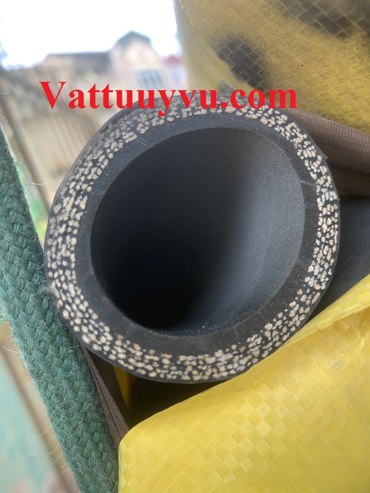 Ống được làm từ nhiều lớp cao su và bố vải