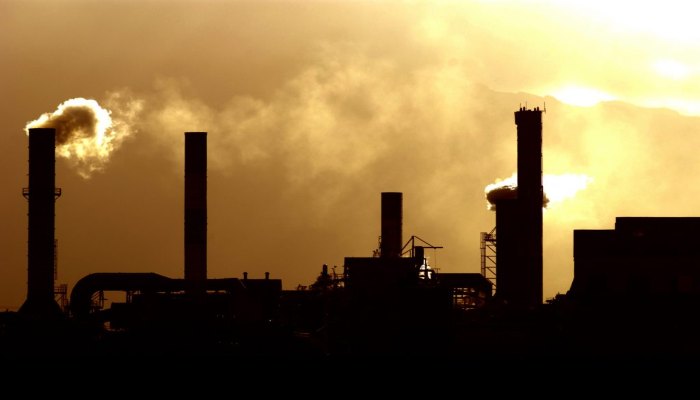 Khói bụi công nghiệp là tập hợp các hạt rắn hoặc lỏng nhỏ li ti lơ lửng trong không khí