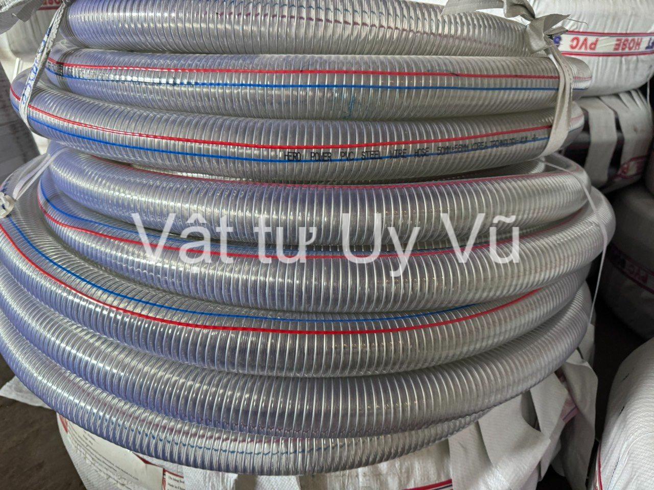 ống được làm từ thép không gỉ và nhựa PVC