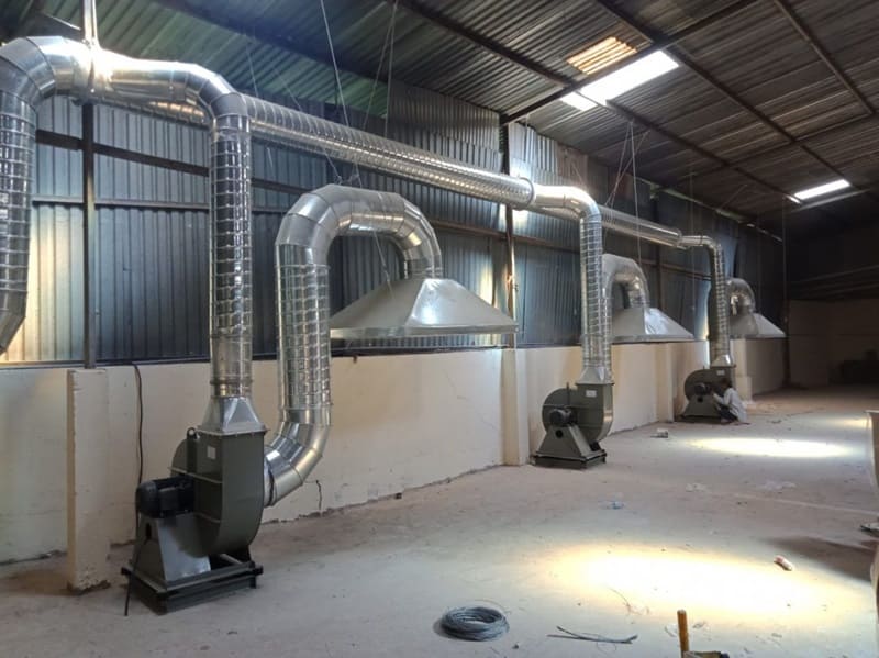 Đặt biển cảnh báo và thông báo rõ ràng tại khu vực làm việc để đảm bảo an toàn